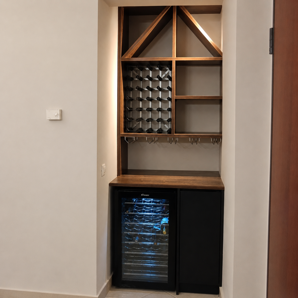 Εντοιχισμένο έπιπλο κρασιού από ξύλο καρυδιάς με θήκες μπουκαλιών και ψυγείο κρασιού
