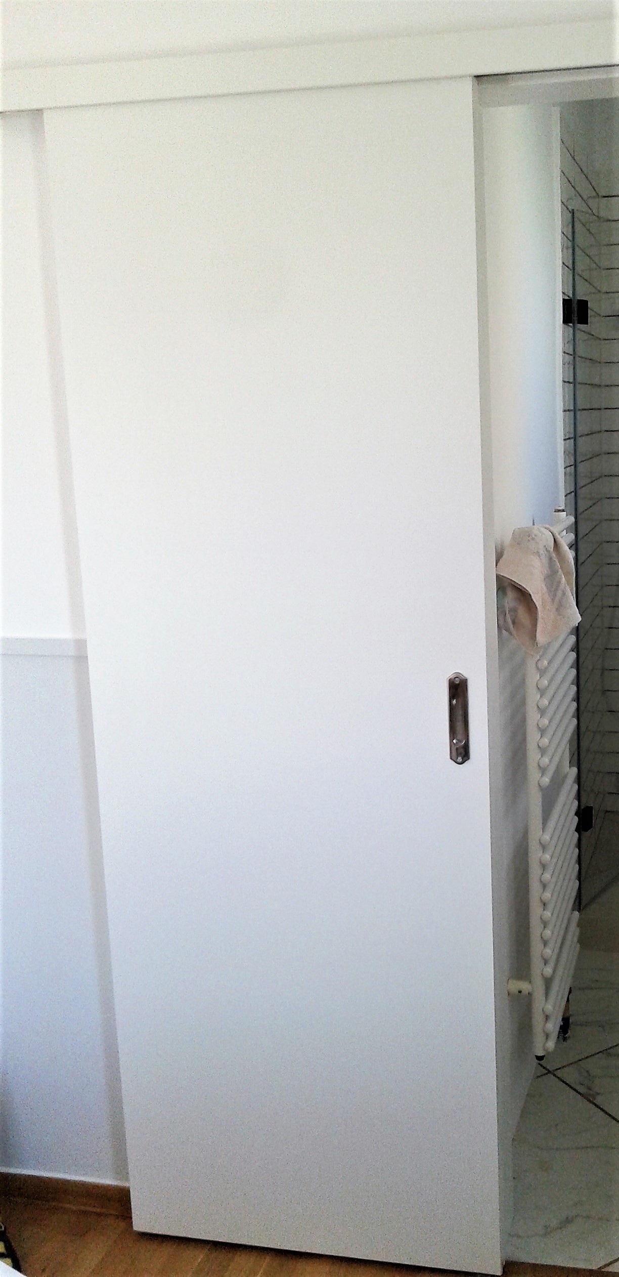 Λευκή συρόμενη πόρτα laminate με εντοιχισμένη λαβή
