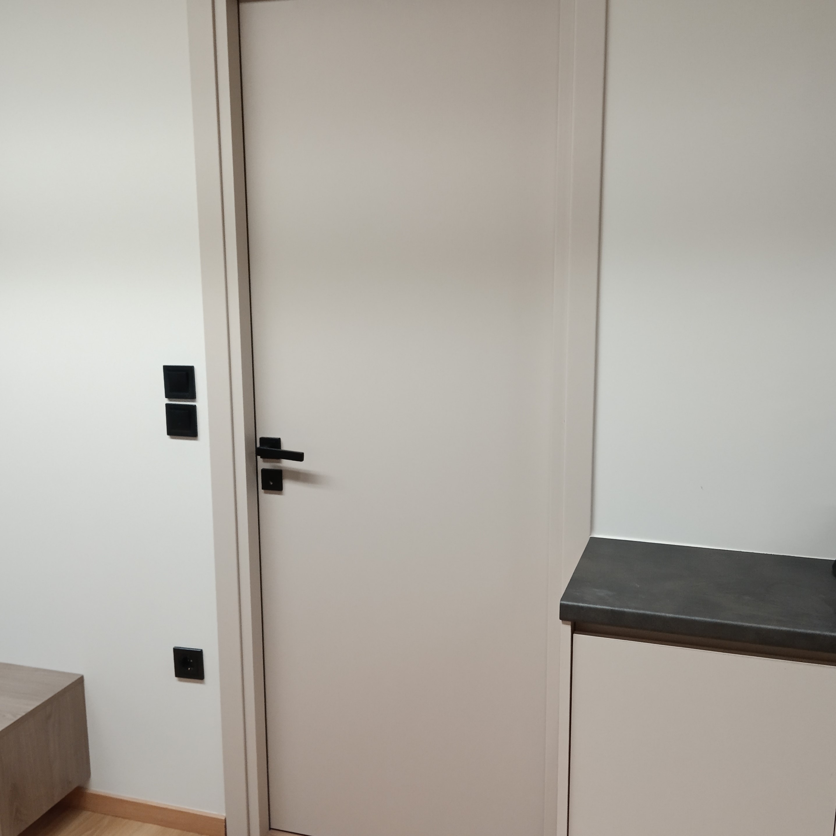Πόρτα laminate σε λευκό-μπέζ με μαύρη χειρολαβή