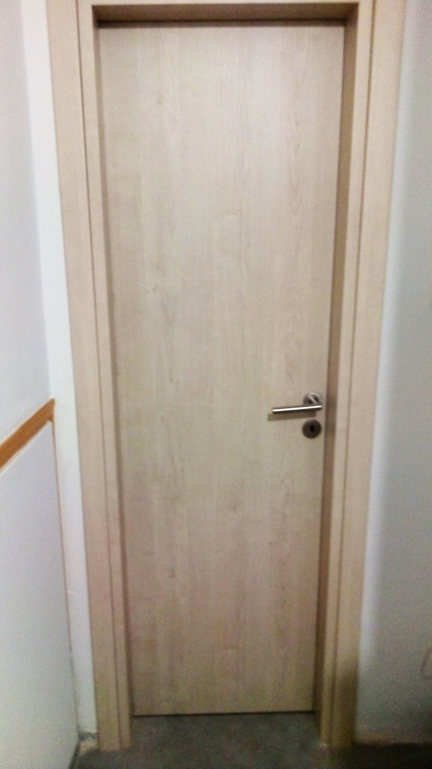 Πόρτα laminate σε απόχρωση σφενδάμου με αυλακωτό σχέδιο