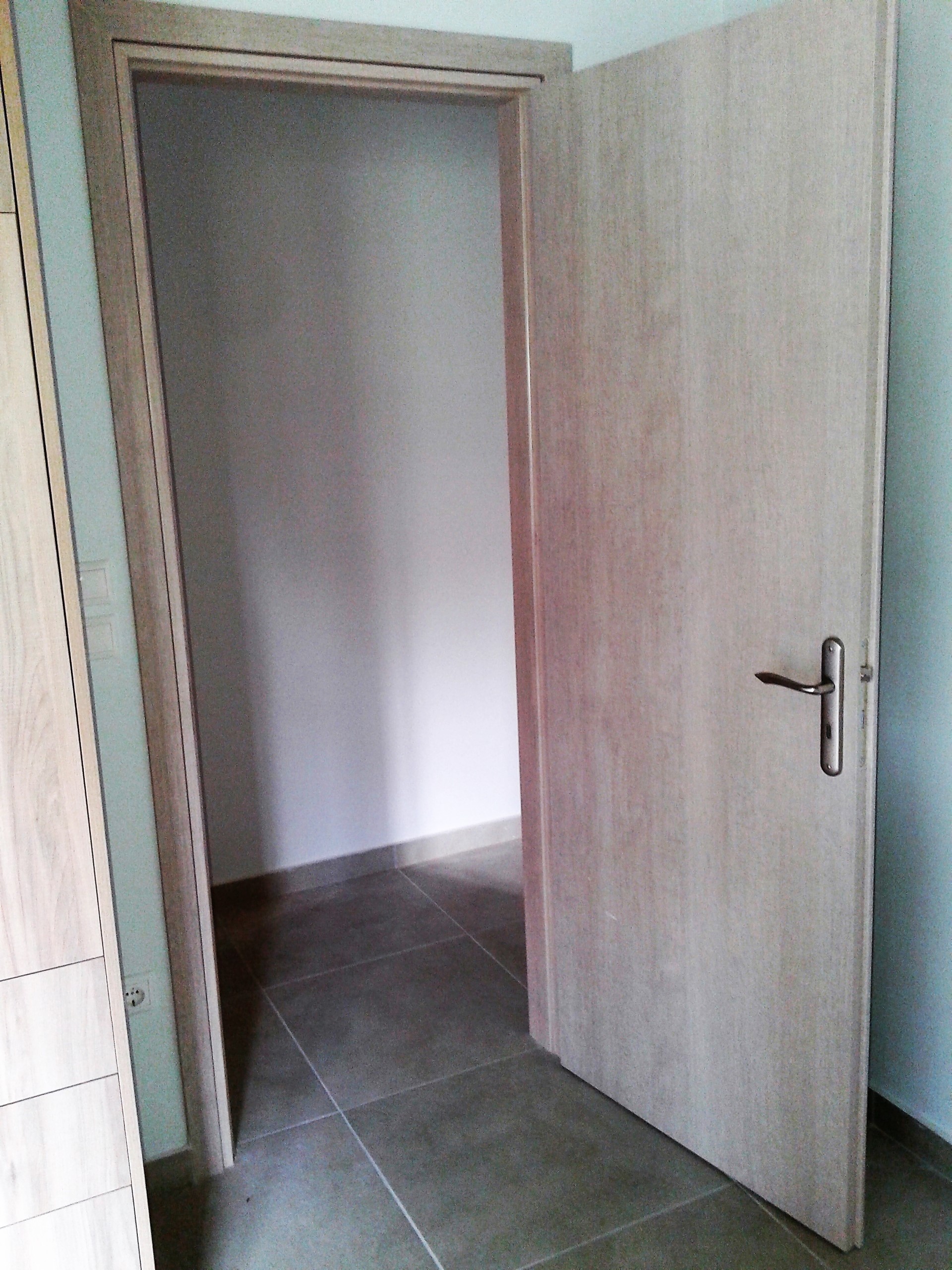 Εσωτερική πόρτα laminate σε απόχρωση δρυός με μεταλλική χειρολαβή