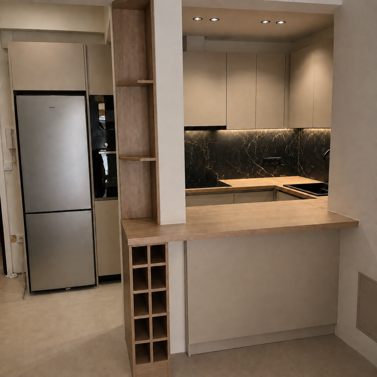 Μικρή κουζίνα με μπάρα και θήκη κρασιού πίσω από άνοιγμα