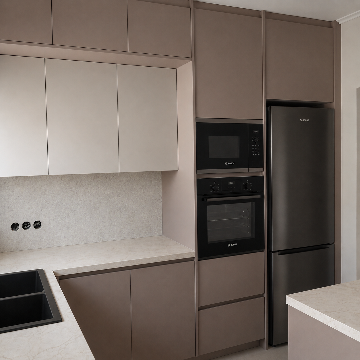 Κουζίνα laminate σε ματ απόχρωση taupe με κολόνα εντοιχισμένων συσκευών