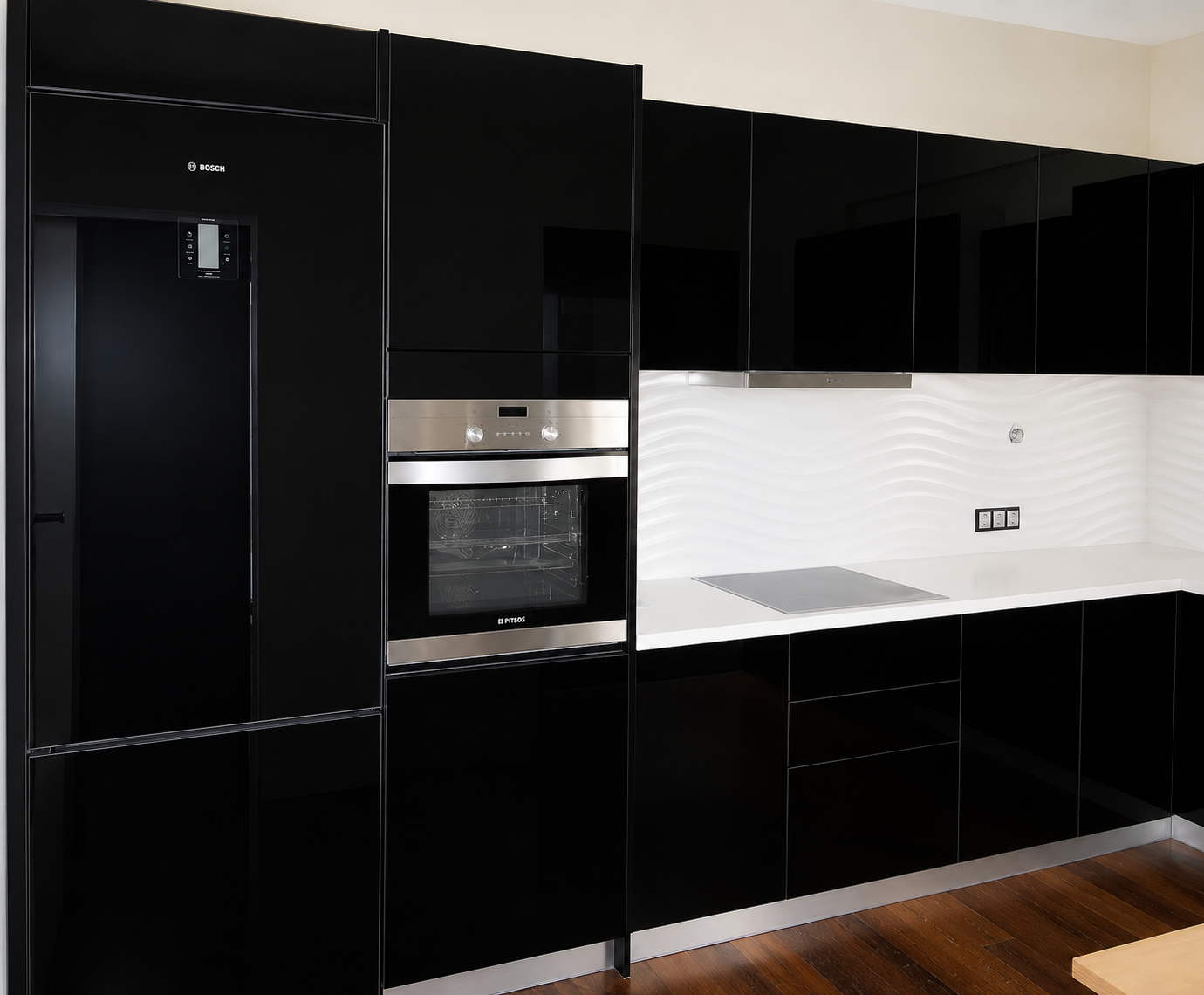 Γυαλιστερή μαύρη laminate κουζίνα με εντοιχισμένο ψυγείο και φούρνο