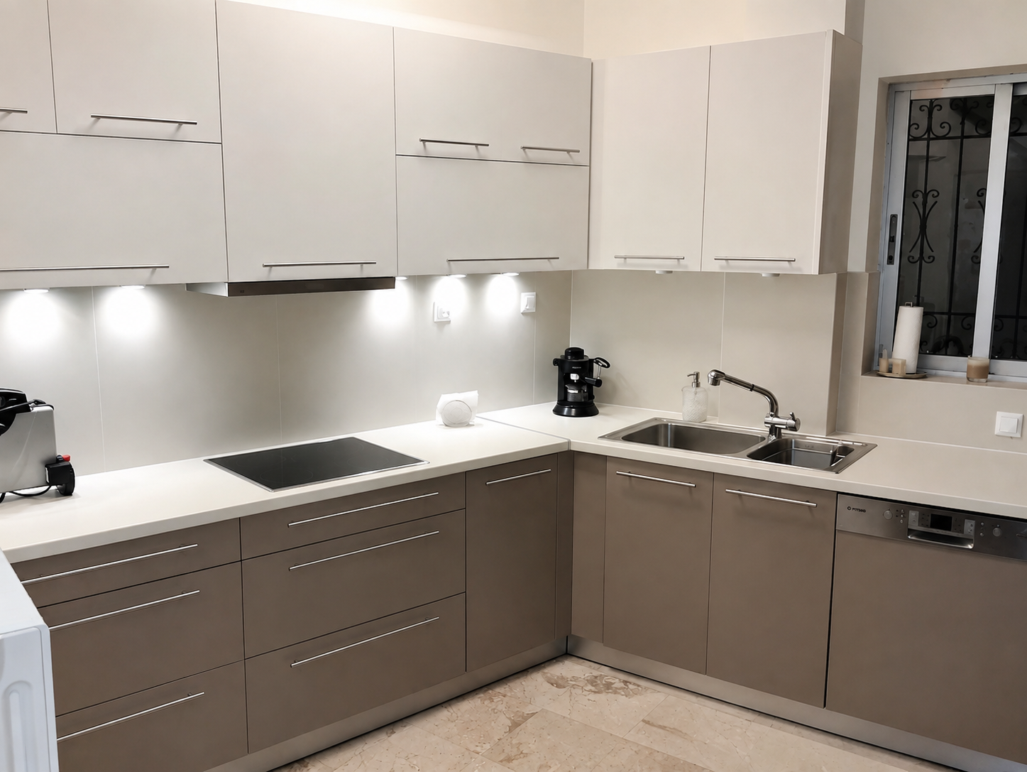 Κουζίνα laminate σε λευκό και μπεζ με γωνιακή διάταξη