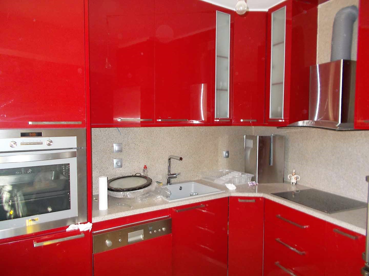Γυαλιστερή κόκκινη laminate κουζίνα με γωνιακή διάταξη