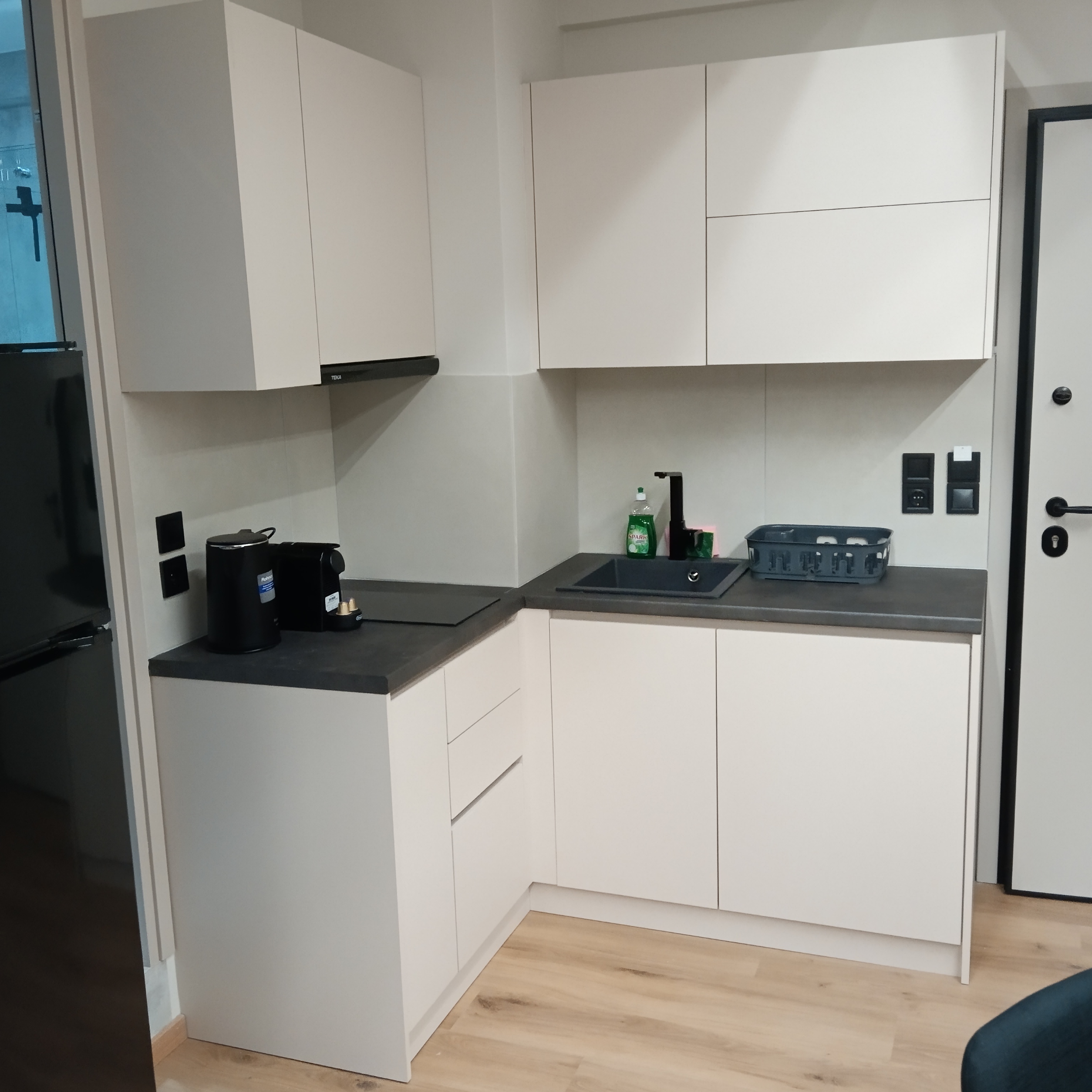 Κουζίνα laminate σε ματ γκρι χωρίς χειρολαβές σε γωνιακή διάταξη