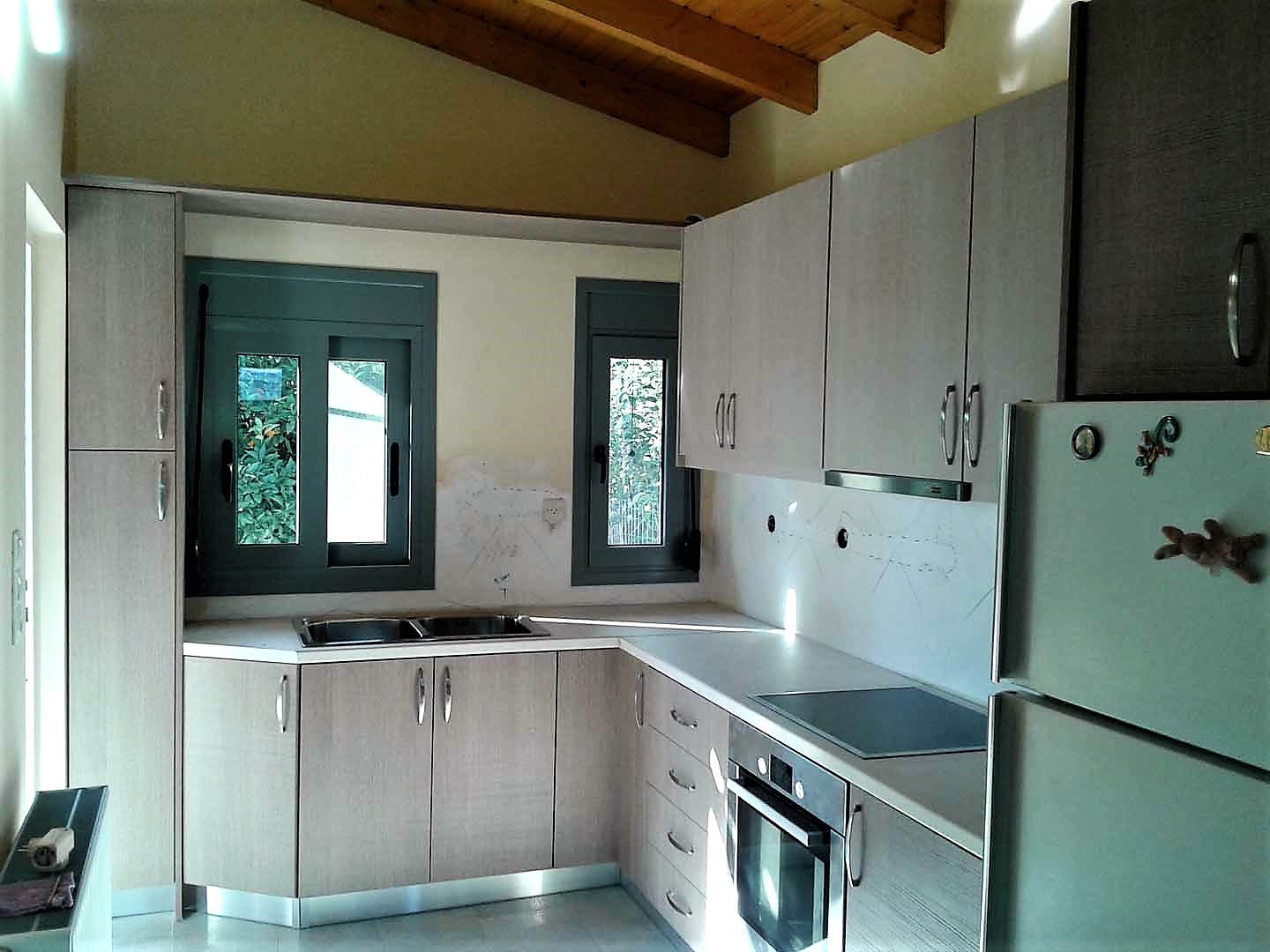 Κουζίνα laminate σε ανοιχτό μπεζ με γωνιακή διάταξη