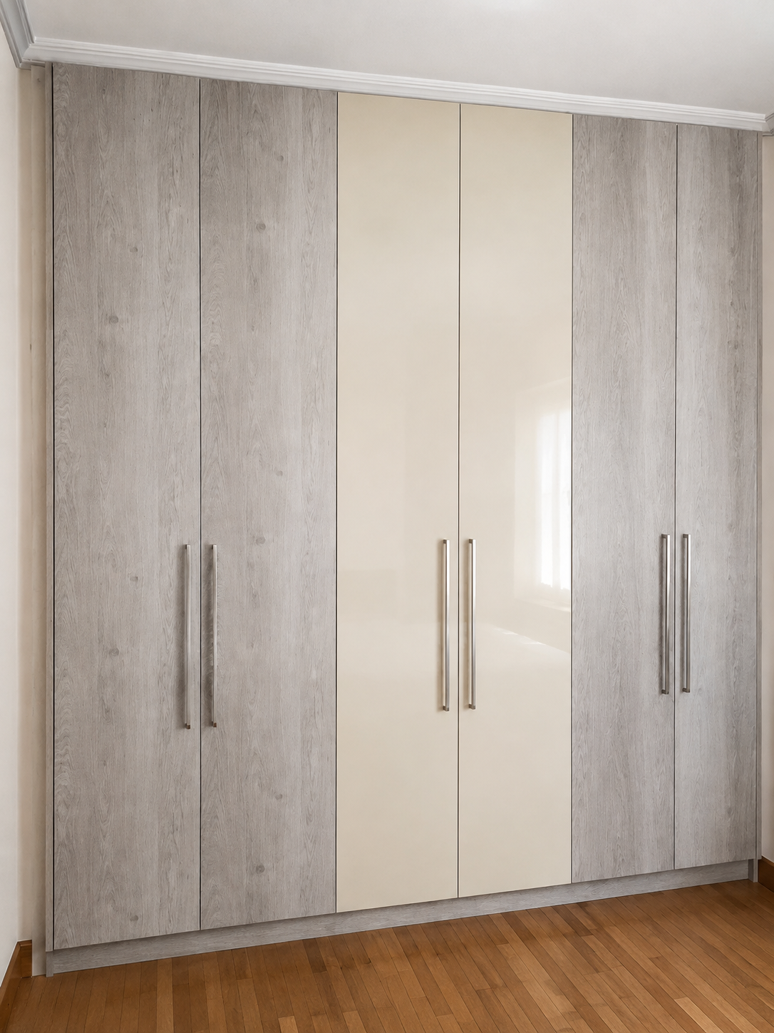 Ντουλάπα με ανοιγόμενα φύλλα, γκρι δρύινο laminate και γυαλιστερά μπεζ κέντρα